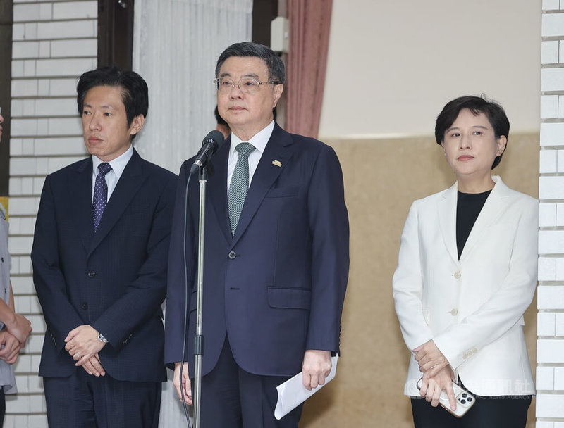 花蓮馬太鞍溪堰塞湖釀災,撤離責任歸屬何方引發討論,花蓮縣政府行文要求行政院擬定及執行災害避難收容計畫。行政院長卓榮泰(中)14日受訪說,法條清楚規定是地方政府,立委、花蓮縣政府不能把責任往中央及鄉鎮市公所推,這根本「垂直避難」。中央社記者郭日曉攝 114年10月14日