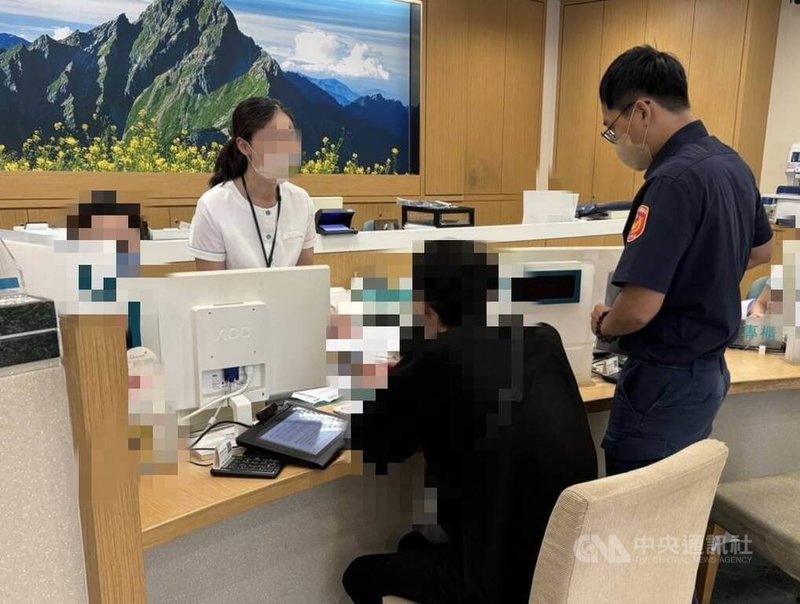 陳姓男子(前左)日前認識女網友,對方稱熟識香港商家具業者,邀約投資創業,陳男得知後決定投資新台幣60萬元,當天前往銀行欲轉帳匯款到女網友指定的公司帳戶,行員發現有異報案,與警成功阻詐。(翻攝照片)中央社記者蘇木春傳真 114年10月14日
