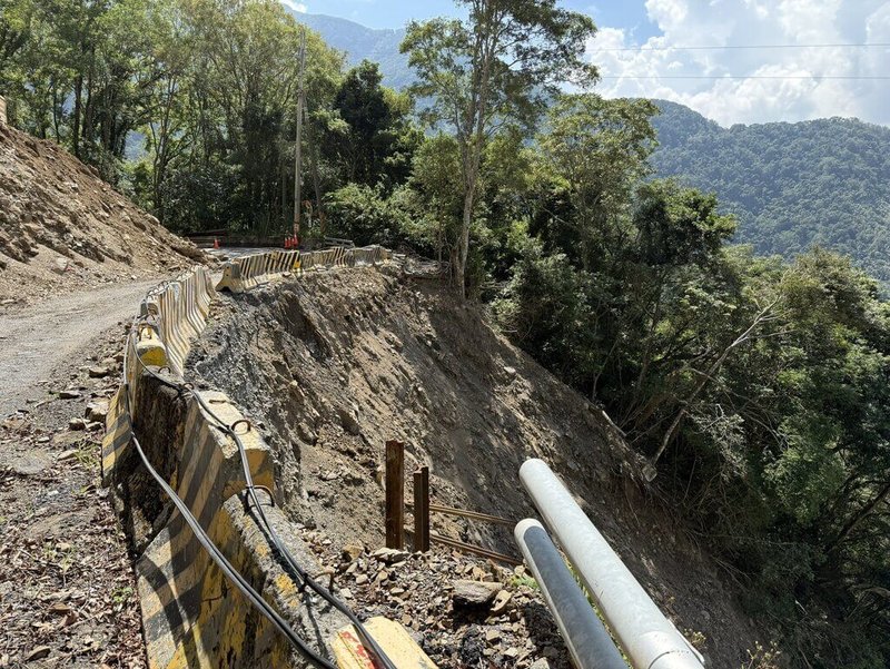 受丹娜絲颱風等侵襲影響,南橫公路有10多處受災,公路局甲仙及關山工務段雖已完成短期搶修,但為加固路基保護邊坡,梅山口至向陽段14日起至31日將禁止一般車輛通行。(公路局南區養護工程分局提供)中央社記者洪學廣傳真 114年10月14日