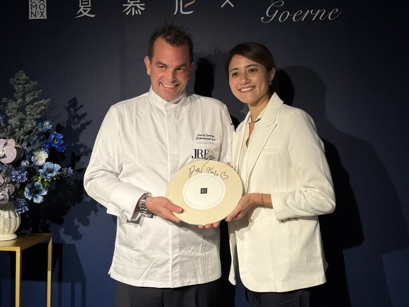 夏慕尼邀請法國諾曼第米其林一星餐廳 Restaurant G.a.主廚David Goerne(左),使用台灣在地食材演繹法式鐵板燒。(王品提供)中央社記者江明晏傳真 114年10月14日