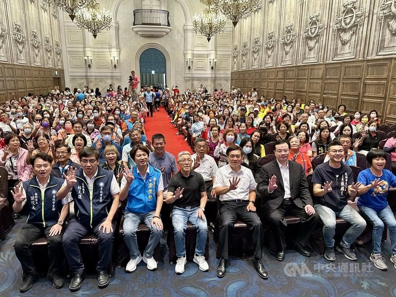 中國國民黨主席候選人郝龍斌(前右4)14日下午出席彰化縣黨員座談會,前立法委員蕭景田(前左4)、國民黨籍彰化縣議員凃俊任(前左3)等力挺。中央社記者鄭維真攝 114年10月14日