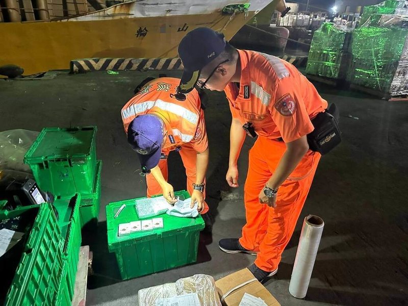 海巡署中部分署第四岸巡隊運用「手持式背散射式X光機」,於1艘貨輪貨運籠中查獲夾藏拋棄式電子菸及含尼古丁電子菸彈,依「菸害防制法」函送嘉義縣政府裁罰。(第四岸巡隊提供)中央社記者蔡智明傳真 114年10月14日