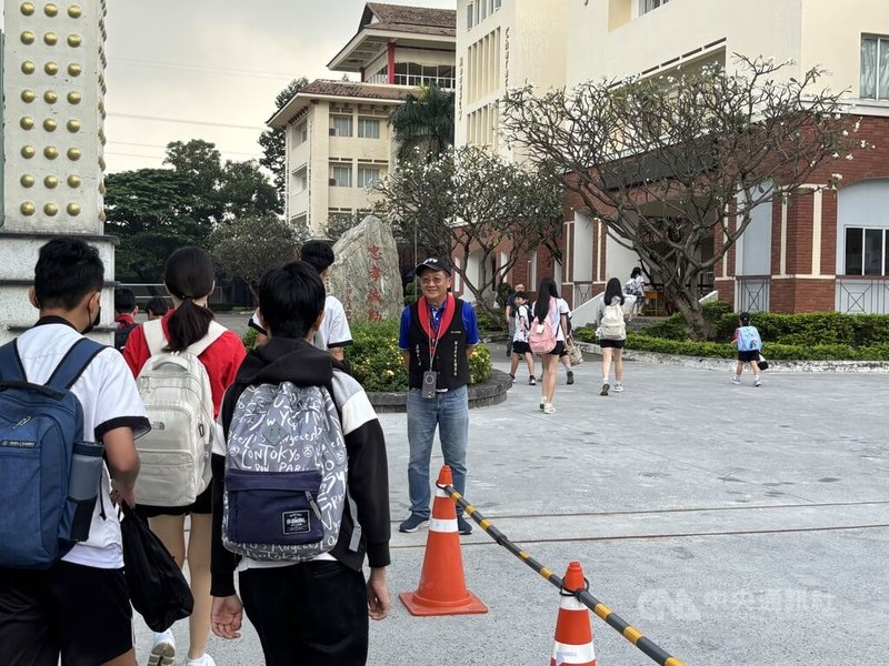 每天一早,胡志明市台灣學校校長莫恒中都會在校門口迎接學生,把握和學生、家長交流的時間。胡台校有20多輛校車,最遠車程2個半小時。加上隔壁的韓國、日本學校,早晨馬路校車一輛接一輛。中央社記者曾婷瑄胡志明攝 114年10月14日