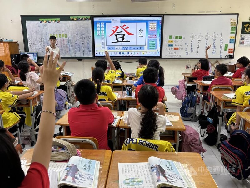 越南胡志明市台灣學校課程、師資、教材皆與台灣同步,彷彿置身台灣,幾年前也引進電子互動白板,方便又環保。老師正在台上帶著孩童一筆一畫書寫正體國字與注音。中央社記者曾婷瑄胡志明攝 114年10月14日