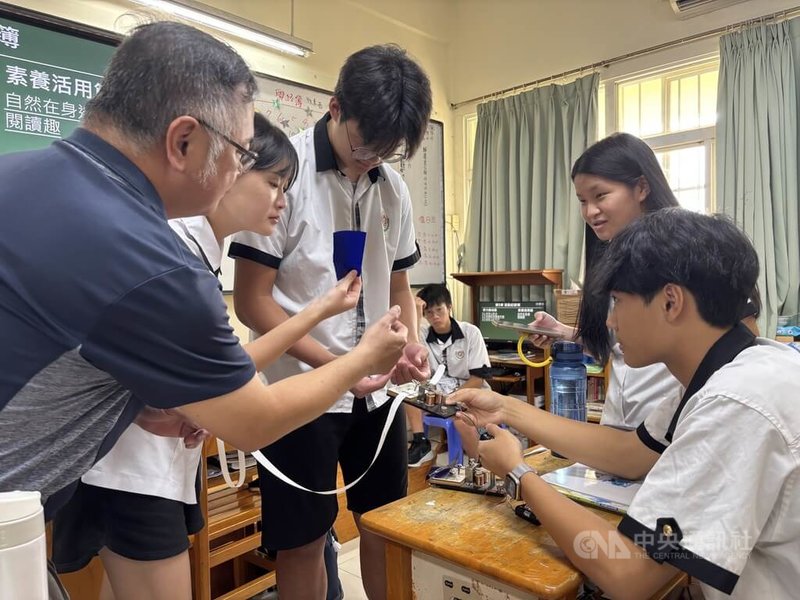 胡志明市台灣學校除注重學業,也希望孩子多元發展、重視跨文化交流,學校學風自由多元。黃振華為物理老師,用生動方式帶領學生親自動手實驗,計算頻率。中央社記者曾婷瑄胡志明攝 114年10月14日