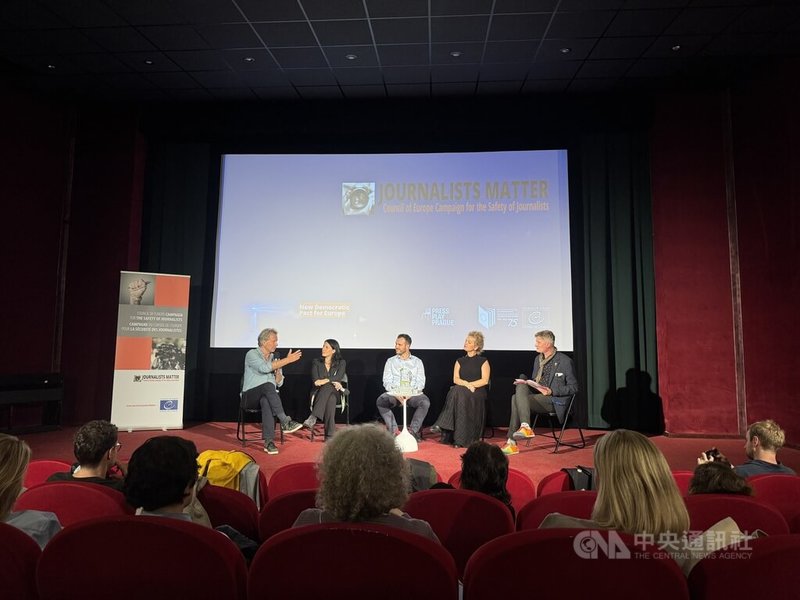 瑞典紀錄片導演葛登(Fredrik Gertten,左1)揭露都樂食品公司(Dole)在尼加拉瓜香蕉園使用有害農藥的事件,在布拉格新聞影展的映後座談會,葛登分享面對企業壓力的處境,並探討公民社會、媒體與觀眾在保護民主自由上的作用。中央社記者劉郁葶布拉格攝 114年10月14日