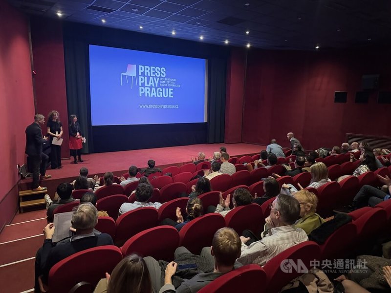 第二屆布拉格新聞影展在布拉格舉行,以「壓力下的新聞業」為主題,透過電影放映、座談與公開討論,探討新聞工作者面臨的倫理兩難、審查制度與政治恐嚇。中央社記者劉郁葶布拉格攝 114年10月14日
