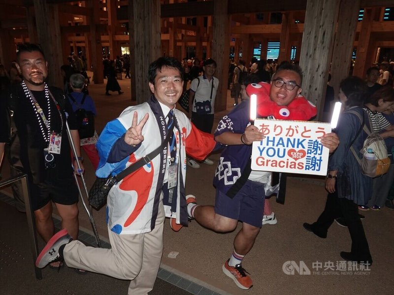 2025大阪世博海外推廣課代理課長松田博和在世博擔任志工的台灣網紅Nobu(右),13日來到TECH WORLD館(簡稱TW館)前參加閉幕式。中央社記者楊明珠大阪攝 114年10月14日