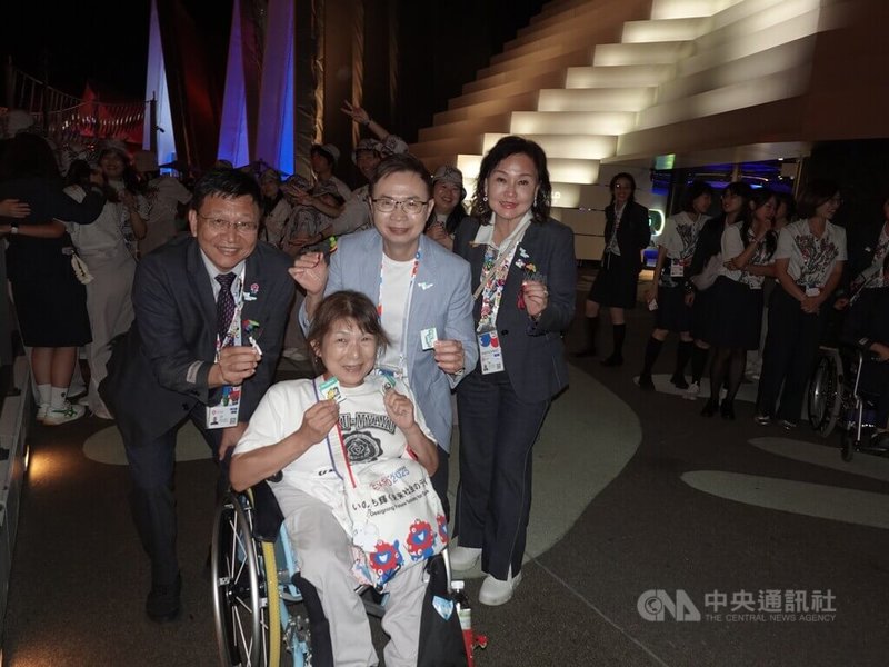 為期184天的大阪世博13日落幕,玉山科技公司推出的TECH WORLD館以生命、自然、未來等3座沉浸式劇場詮釋共好精神。13日「息燈儀式」,由名譽會長黃志芳與館長邱揮立率工作人員送最後一批客人。中央社記者楊明珠大阪攝 114年10月14日