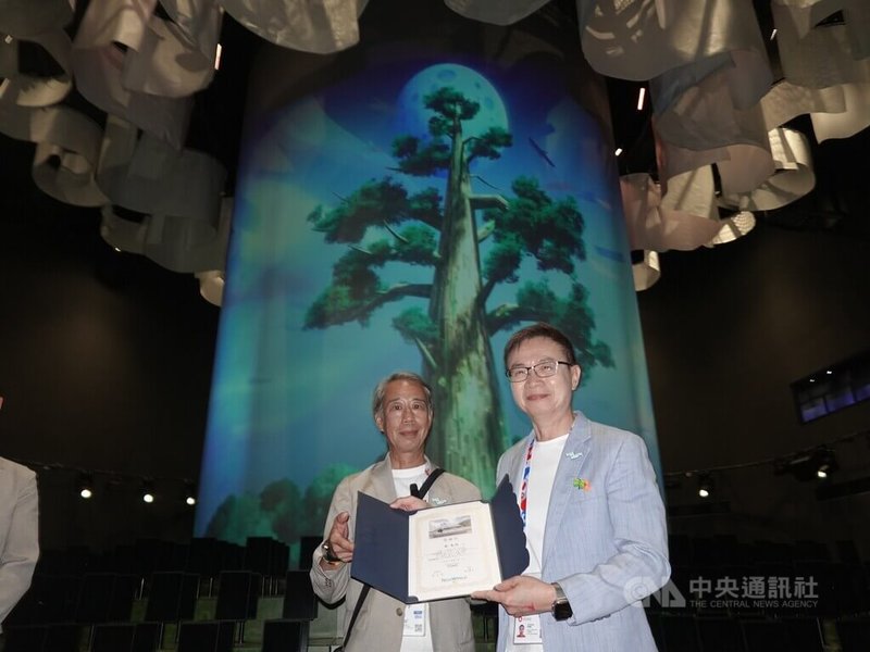為期184天的大阪世博13日圓滿閉幕。台灣玉山科技公司推出的TECH WORLD館共吸引110萬人次進場。13日晚間榮譽會長黃志芳與邱揮立特別感謝展館第一線的導覽員、警衛、清潔隊,以及長期支援的工程團隊,並頒發感謝狀。中央社記者楊明珠大阪攝 114年10月14日