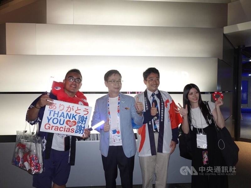為期184天的大阪世博13日閉幕,玉山科技公司推出的TECH WORLD館由榮譽會長黃志芳(左2)主持「息燈式」。2025大阪世博海外推廣課代理課長松田博和(右2)在世博擔任志工的台灣網紅Nobu(左1)特別前來陪同送最後一批客人。中央社記者楊明珠大阪攝 114年10月14日