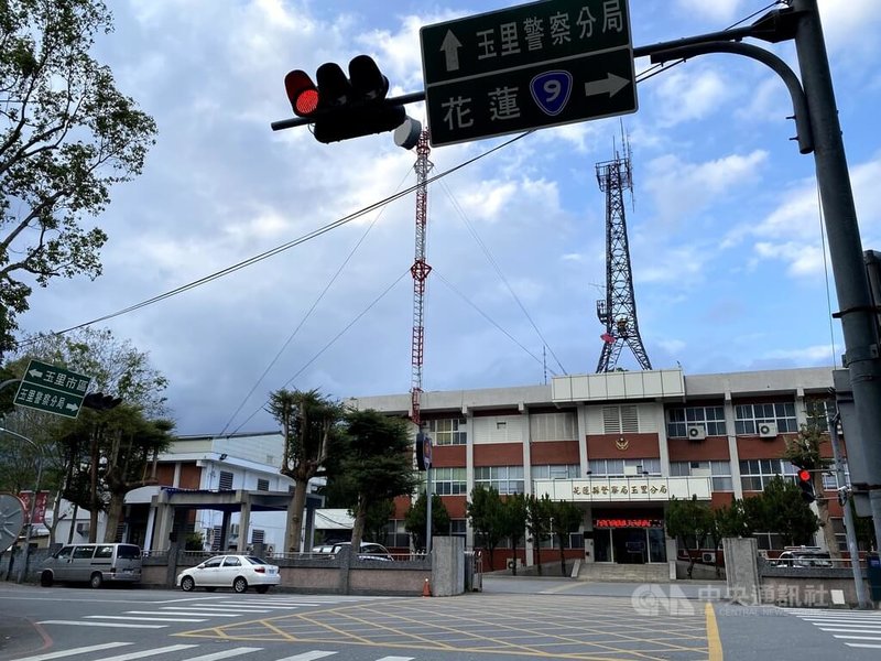 20多歲金姓女子疑金錢糾紛遭結交的網友毆打致死,被丟在花蓮富里偏僻山區,同夥兇嫌因金流異常被家人帶至警局,其良心不安透露,玉里警分局找到棄屍,只剩殘缺白骨。中央社記者李先鳳攝 114年10月14日