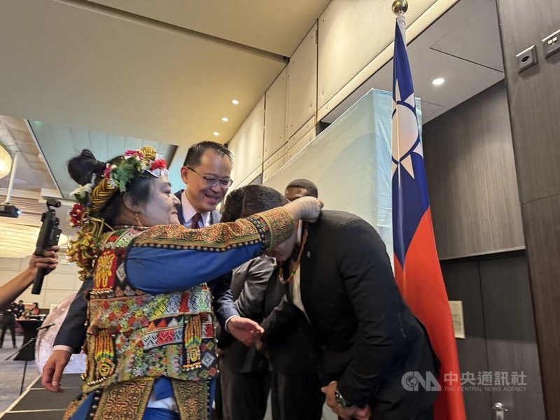 原住民藝術家桑梅絹日前赴瑞士演出「月亮上的台灣」,並出席日內瓦國慶酒會,酒會中致贈外賓琉璃珠項鍊。琉璃珠在排灣族的部落裡有部落內的禮法與精神資產的傳承之意,對外則有締結邦誼的意義。中央社記者郭芳君日內瓦攝 114年10月8日