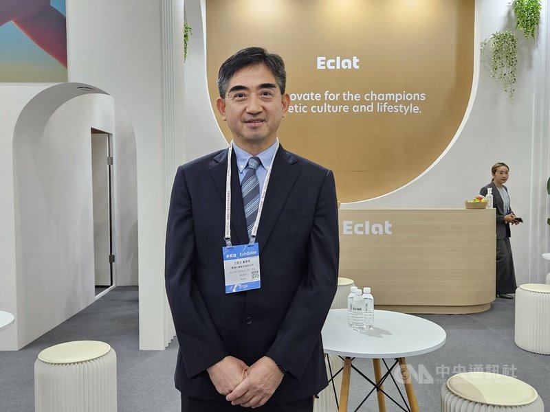 儒鴻董事長王樹文出席台北紡織展,他認為面對美國對等關稅,舊產品要談新報價比較困難,所以一定要有新產品,才能有話語權,「創新產品,是對抗關稅的最佳利器。」中央社記者曾仁凱攝 114年10月14日