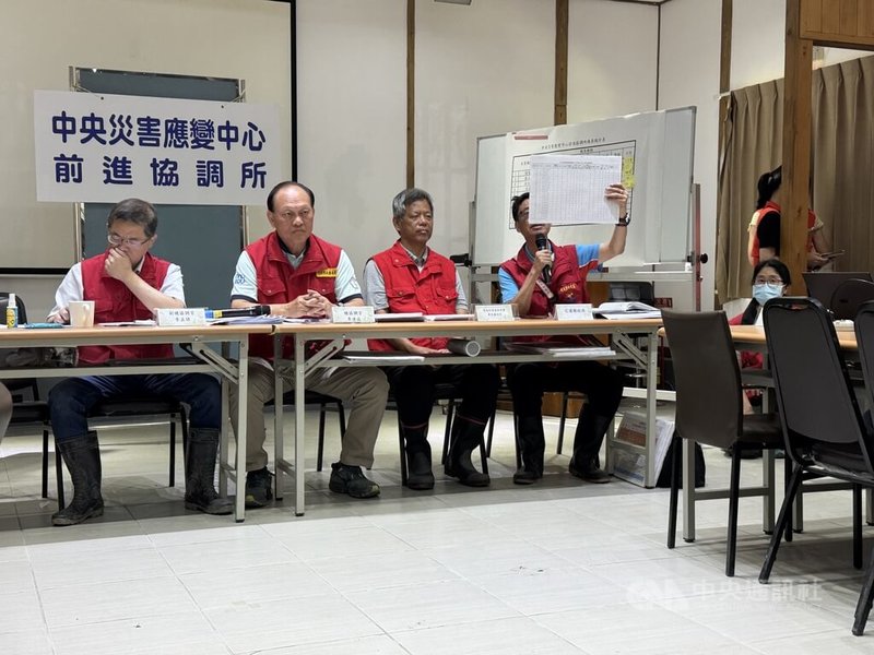 中央災害應變中心前進協調所工作會報記者會中,花蓮縣府行政研考處長陳建村(右1)說明光復鄉公所保全戶清冊(9月21日中央劃定範圍),引起爭議,允諾將加強村里鄰長行前教育。中央社記者張祈攝 114年10月14日