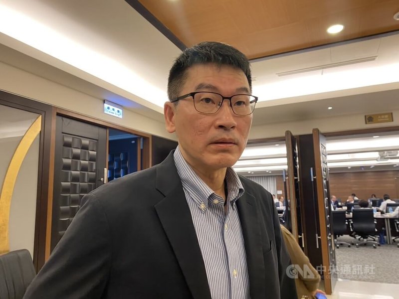 海基會14日舉辦第12屆董監事會第8次聯席會議,陸委會發言人梁文傑在出席會議前接受媒體聯訪。中央社記者呂佳蓉攝 114年10月14日