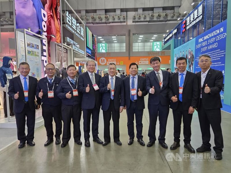 台塑企業盛大參加台北紡織展,包括台塑企業總裁暨南亞董事長吳嘉昭(中)、台塑董事長郭文筆(右3)、台化總經理呂文進(左3)、福懋總經理李敏章(右4)等一級主管總動員,展出全系列環保、機能紡織品。中央社記者曾仁凱攝 114年10月14日