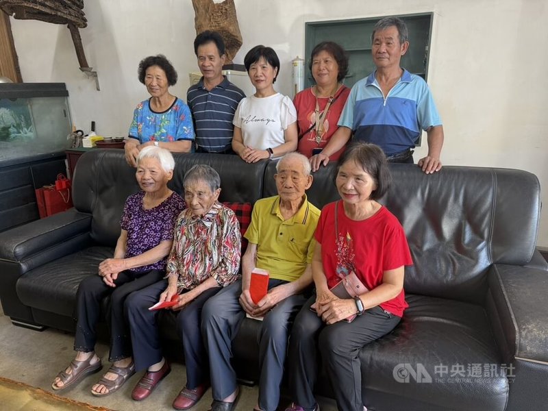 苗栗縣政府社會處14日指出,114年全縣共有159名百歲人瑞,其中三義鄉廣盛村鍾新龍(前右2)、鍾林玉英(前左2)是唯一人瑞夫妻檔,兩人牽手到白頭,家庭和樂。中央社記者管瑞平攝114年10月14日