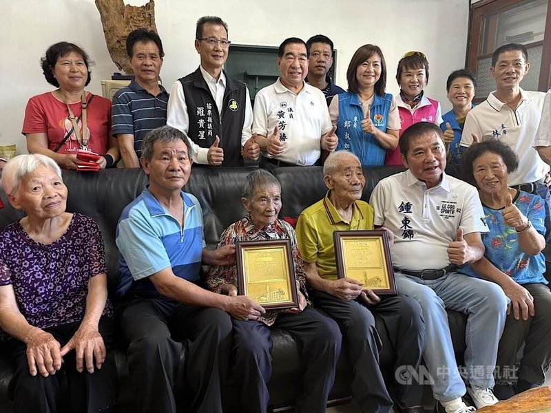 重陽敬老,苗栗縣長鍾東錦(前右2)14日前往三義鄉慰訪縣內唯一百歲人瑞夫妻檔鍾新龍(前右3)、鍾林玉英(前左3),送上縣府敬老禮金、禮盒,並轉贈總統府敬老狀和衛福部金鎖片,祝福老人家長命富貴。中央社記者管瑞平攝 114年10月14日