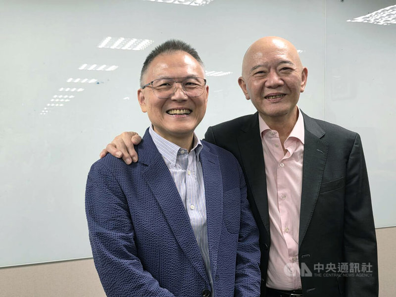 特力屋16日登錄興櫃,集團總裁暨特力屋董事長何湯雄(右)、特力屋總經理張栢青(左)14日出席興櫃前法人說明會。中央社記者江明晏攝 114年10月14日