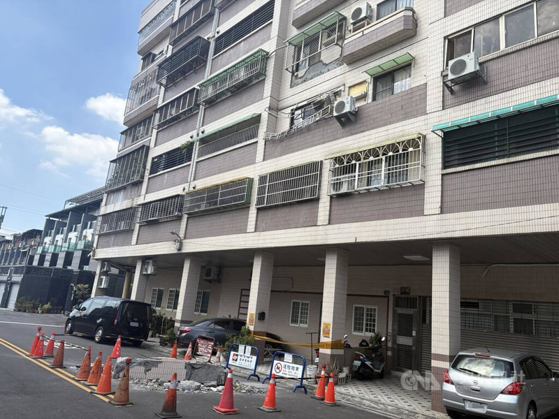 台中市太平區1處社區位於4樓的水泥花台14日凌晨突然掉落地面,3樓鐵窗也受到波及受損,現場以三角錐與封鎖線進行警示。市府都發局會勘後,初判為鋼筋鏽蝕造成外牆花台掉落,已要求建築物所有權人限期改善整修。(翻攝照片)中央社記者蘇木春傳真 114年10月14日