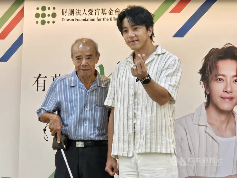 83歲吳爺爺(左)因中風雙眼幾乎全盲,有白手杖相伴,勇敢走出家門。他和藝人坤達(右)拍攝公益影片,用行動證明老去與看不見不等於被世界遺忘,14日一同出席記者會。中央社記者陳婕翎攝 114年10月14日