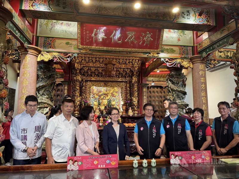 副總統蕭美琴(前左4)14日到台中市潭子區潭水亭觀音媽廟參拜祈福,並為總統賴清德致贈的匾額揭匾。中央社記者趙麗妍攝 114年10月14日