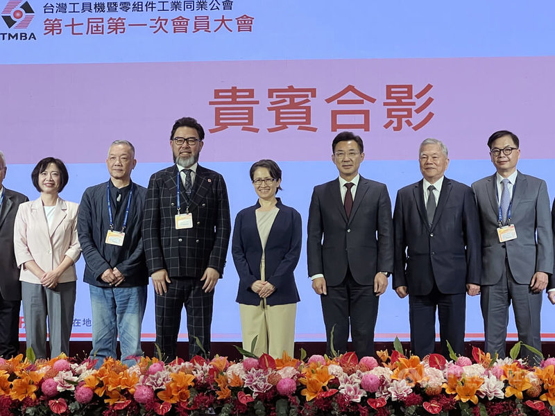 台灣工具機暨零組件工業同業公會14日在台中市舉行會員大會,副總統蕭美琴(右4)、立法院副院長江啟臣(右3)、民進黨立委何欣純(左1)出席。中央社記者郝雪卿攝 114年10月14日