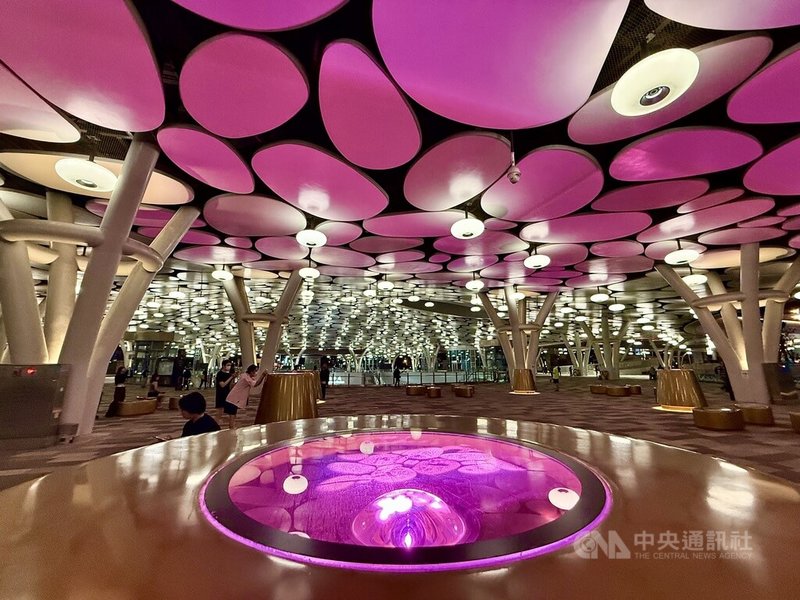 韓國女團BLACKPINK將高雄開唱,高雄6大地標景點本週每晚點上粉紅色燈光歡慶。圖為高雄火車站。中央社記者董俊志攝 114年10月14日