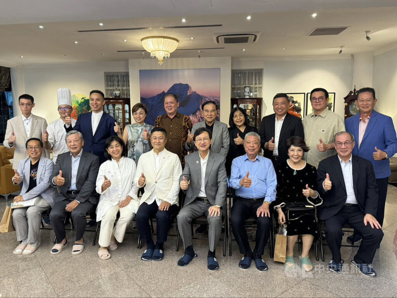 來自台灣、獲米其林認證的陽明春天蔬食餐飲集團到訪新加坡,駐新加坡代表童振源(前右4)14日晚間在官邸設宴,邀請產業界人士參與。中央社記者吳昇鴻新加坡攝 114年10月14日
