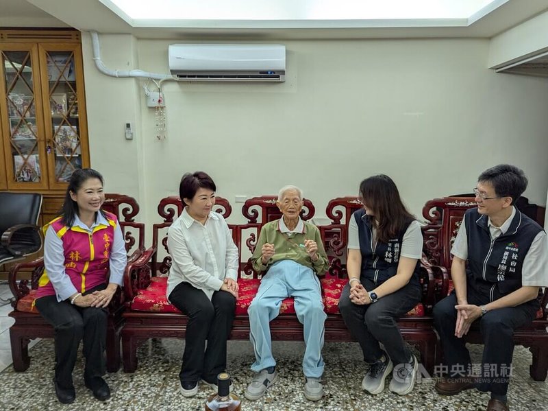 台中市長盧秀燕(左2)14日前往南區探視百歲人瑞陳活森(中),並送上重陽敬老禮金。中央社記者蘇木春攝 114年10月14日