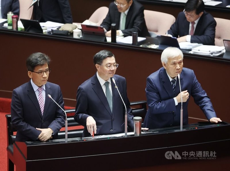 金管會主委彭金隆(左)日前表示,新台幣穩定幣有存在空間。央行總裁楊金龍(右)14日指出,台灣當然有空間發行穩定幣,一般來講是由金融機構發行,且一定會像美國一樣,綁定國庫券等,因為發行穩定幣,資產面一定是要高品質且有流動性的資產。圖中為行政院長卓榮泰。中央社記者郭日曉攝 114年10月14日