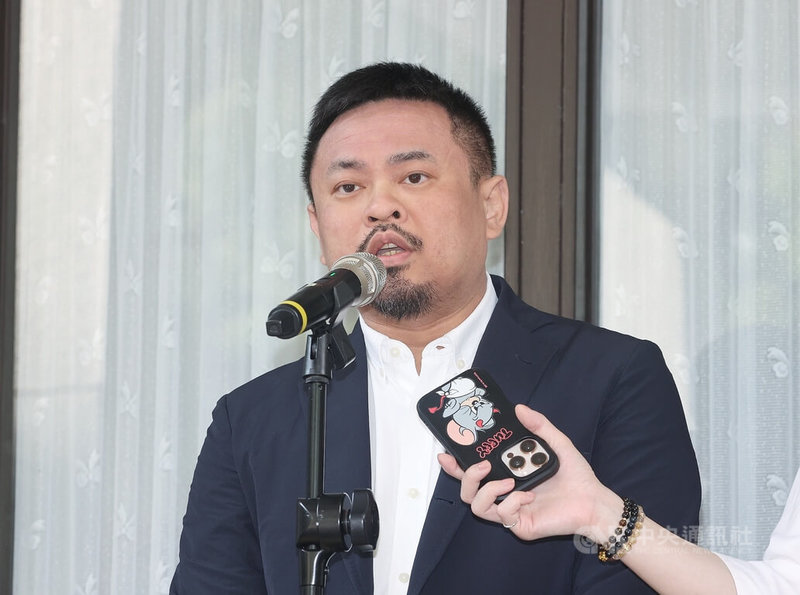 長榮航空空服員抱病上班返台離世引發關注。勞動部長洪申翰14日受訪表示,勞動部不會只聽公司一方之言,會與地方勞政單位深入訪談釐清事件,並呼籲長榮航空應誠懇面對基層員工聲音、好好與工會協商。中央社記者郭日曉攝 114年10月14日
