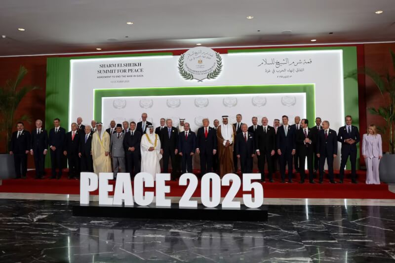 各國領袖13日在寫有「和平2025」(Peace 2025)的標語前合影,隨即舉行停火相關協議簽署儀式。(路透社)
