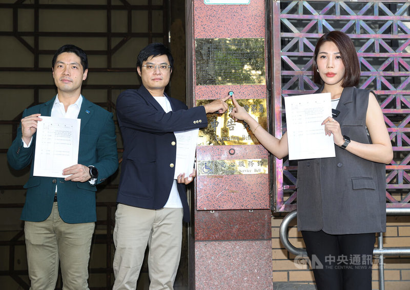 青年監督聯盟發起人陳又新(左起)、執行長許譽騰、媒體人馬郁雯14日上午赴台北地檢署告發國民黨立委王鴻薇與助理張凱維涉犯貪污治罪條例。中央社記者鄭清元攝 114年10月14日