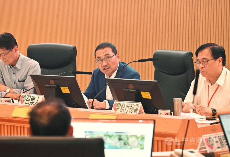 新北市長侯友宜(右2)14日召開道安會報,聽取「淡北道路施工交通安全再優化」報告,為減少施工期間民眾往返淡水及台北市兩地的交通影響,要求持續優化並落實交維計畫。中央社記者王鴻國攝 114年10月14日