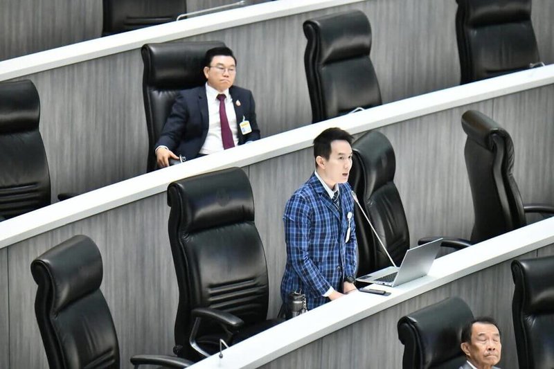 作為泰國參議院外交委員經濟與投資促進小組成員,彭猜十分關注泰國各產業發展,持續聚焦在泰歐自由貿易協定(FTA)和智慧財產權等議題。圖為彭猜在國會針對法案提出建議。(彭猜提供)中央社記者李宗憲曼谷傳真 114年10月14日
