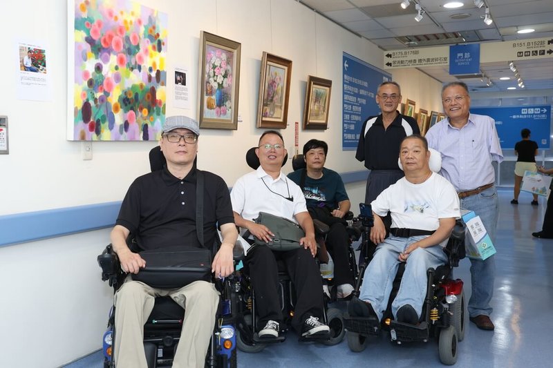 童綜合醫院在轉角藝廊舉辦「彩繪生命 口足畫家繪畫聯展」共展出40幅作品,展出畫作的口足畫家們。(童綜合醫院提供)中央社記者趙麗妍傳真 114年10月14日