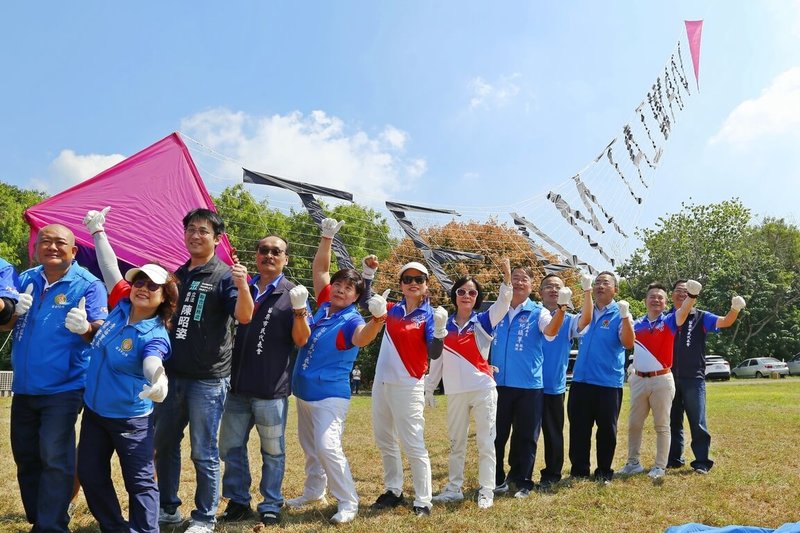 苗栗市公所14日舉辦「2025苗栗風箏文化暨客家美食節」宣傳活動,現場來賓合力試飛「TEAM TAIWAN」橫幅風箏。(苗栗市公所提供)中央社記者管瑞平傳真 114年10月14日
