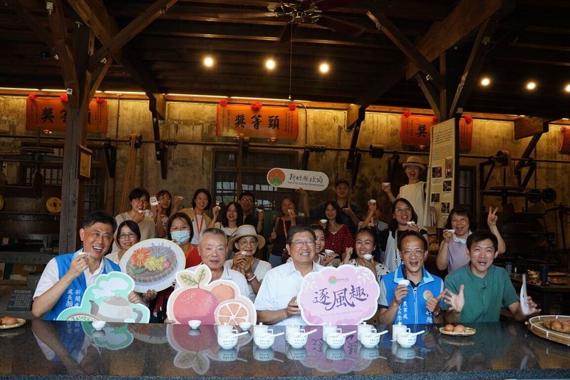 新竹縣政府推出3條山線農村旅遊體驗路線「逐風趣」,縣長楊文科(前左3)14日前往峨眉鄉推介遊程,品嘗東方美人等6款台灣茶,邀民眾「逐風趣、好好玩」。(新竹縣政府提供)中央社記者魯鋼駿傳真 114年10月14日