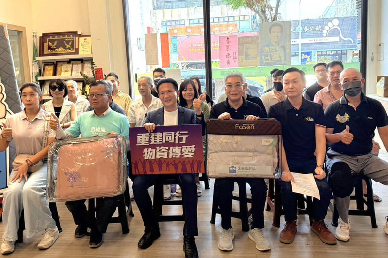 民進黨立委林俊憲(前左3)與前台南市議員呂維胤(前左2)媒合台南地區友善企業,14日宣布捐贈寢具一批將送往花蓮災區。(林俊憲服務處提供)中央社記者楊思瑞台南傳真 114年10月14日