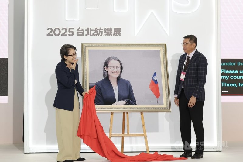 2025台北紡織展開幕典禮14日上午於台北南港展覽館1館盛大展開,中華民國紡織業拓展會董事長郭紹儀(右)出席贈送布料肖像畫作給副總統蕭美琴(左),蕭副總統驚喜嗚嘴藏不住笑容。中央社記者翁睿坤攝 114年10月14日