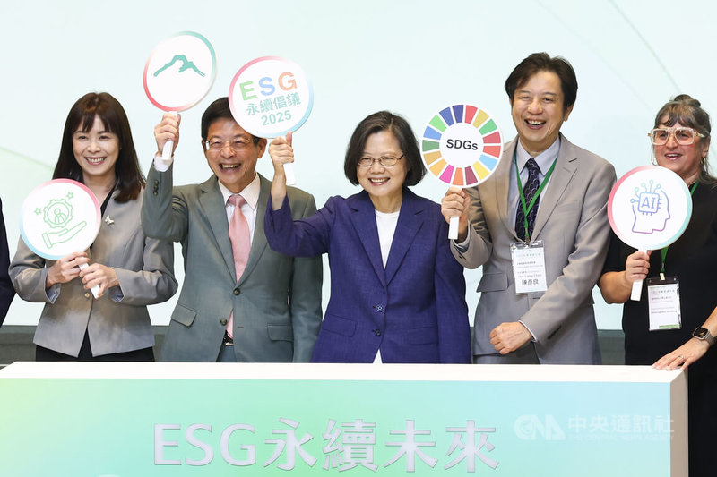 前總統蔡英文(中)14日出席玉山金控ESG永續倡議行動記者會,蔡英文表示未來的世界充滿了變動和不確定,但她相信,只要繼續堅持在ESG(環境保護、社會責任、公司治理)的路徑上,以永續為信念,以行動為語言,台灣就能夠持續為世界的繁榮與共好貢獻力量。圖左2為玉山金控及玉山銀行董事長黃男州。中央社記者王騰毅攝 114年10月14日