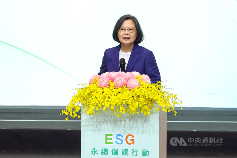 玉山金控14日在玉山銀行希望大樓舉辦「2025玉山ESG永續倡議行動」記者會,前總統蔡英文(圖)出席致詞說,未來的世界充滿了變動和不確定,但她相信,只要繼續堅持在ESG(環境保護、社會責任、公司治理)的路徑上,以永續為信念,以行動為語言,台灣就能夠持續為世界的繁榮與共好貢獻力量。中央社記者王騰毅攝 114年10月14日