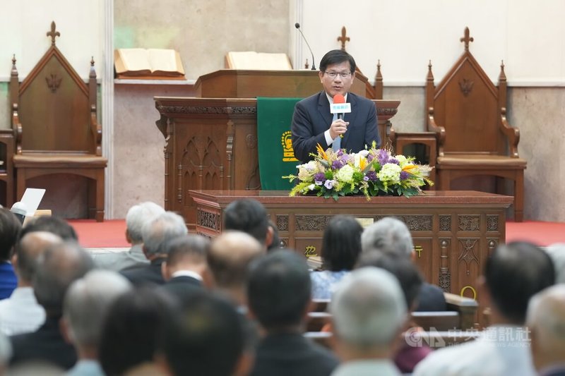 前駐韓代表、資深外交官林尊賢14日在台北舉辦新書發表會。外交部長林佳龍(後)致詞表示,這本書記錄台灣、中華民國半世紀的奮鬥史,也呈現台灣主體性,只有台灣內部逐漸建立民主與本土意識,台灣在國際上才有真正的立足之地。中央社記者徐肇昌攝 114年10月14日