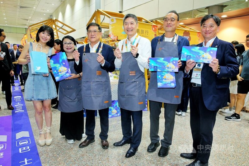 桃園國際機場股份有限公司辦美食嘉年華活動,即日起到12月15日邀旅客透過Google Maps評論與評分,從近80家餐飲與伴手禮品牌中,選出最愛機場美食。中央社記者吳睿騏桃園機場攝 114年10月14日