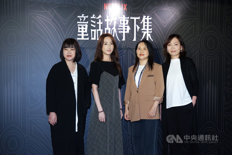 影集「童話故事下集」金鐘入圍聯訪14日下午在台北舉行,製作人黃薇夏(左1)、演員柯佳嬿(左2)、編導李念修(右2)、監製孫嘉騏(右1)一同合影。中央社記者翁睿坤攝 114年10月14日