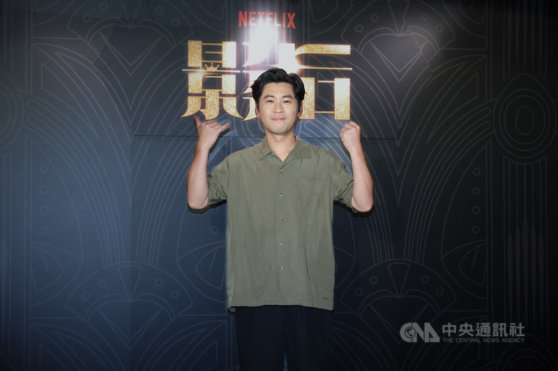 第60屆金鐘獎頒獎典禮將在台北流行音樂中心舉行,演員黃迪揚(圖)14日出席影集「影后」金鐘入圍聯訪,比出60手勢拍照。中央社記者翁睿坤攝 114年10月14日