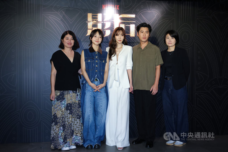 影集「影后」金鐘入圍聯訪14日下午於台北舉行,編導嚴藝文(左1)、演員林廷憶(左2)、曾莞婷(中)、黃迪揚(右2)、監製丁長鈺(右1)一同合影留念。中央社記者翁睿坤攝 114年10月14日