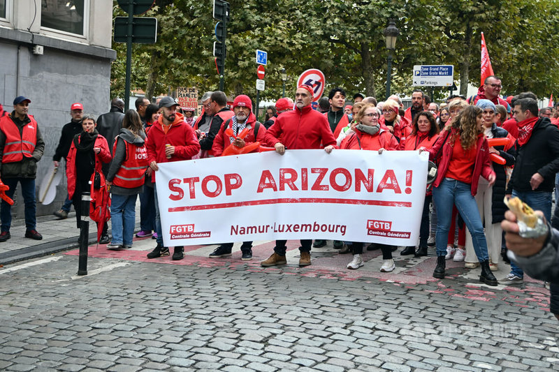 比利時14日全國大罷工，參與罷工遊行的民眾高舉「STOP ARIZONA！」布條，表達反對目前執政的亞利桑那聯盟（Coalition Arizona）。中央社記者吳柏緯布魯塞爾攝　114年10月14日